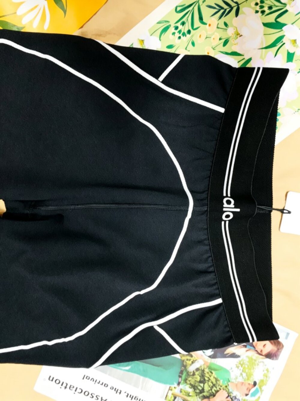 ALO Yoga NWT🧘🏻Airbrush High-Waist Heart Throb Black/White Legging🎭 - Picture 6 of 13